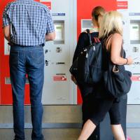 0826 Reisende am Fahrkartenschalter | Altonaer Bahnhof - ehem. Güterbahnhof Harkortstrasse